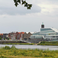 Panoramaudsigt over floden og byens bygninger nær Roggel, Limburg, Holland, på en overskyet dag.