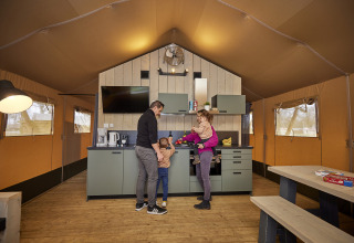 Famiglia che trascorre del tempo insieme nella cucina di una tenda glamping di lusso a De Leistert, Paesi Bassi.
