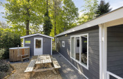 Wellness Lodge for to personer ved De Thijmse Berg i Holland med udendørs badekar og picnicbord.