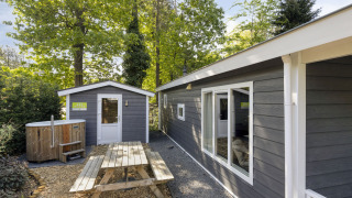 Wellness Lodge para 2 personas en De Thijmse Berg, Países Bajos, con bañera exterior y mesa de picnic.