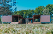 Luxe lodge op Holiday Park Sallandshoeve in Nederland, met moderne uitstraling te midden van groene natuur.