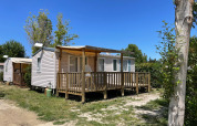 Foto de una cabaña con aire acondicionado en Camping Seasonova Ensoya, Francia, bajo un cielo despejado.