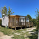 Foto di un cottage con aria condizionata al Camping Seasonova Ensoya in Francia, sotto il cielo blu.