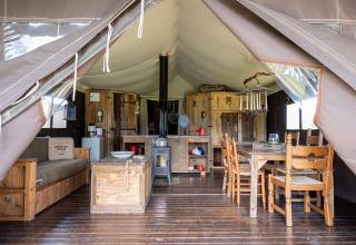 Intérieur de la tente safari Glampinglodge de luxe avec salle de bain privée au Domaine Bonneblond en France.