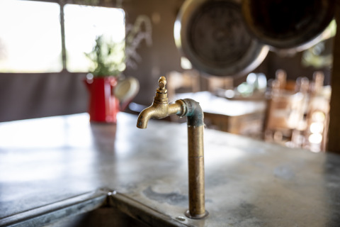 Grifo antiguo de latón en tienda safari en Glampinglodge de luxe con baño privado, Domaine Bonneblond, Francia.