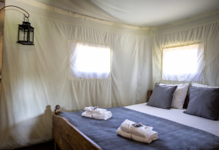 Safari tent Glampinglodge de luxe met privé sanitair bij Domaine Bonneblond in Frankrijk, sfeervol interieur.
