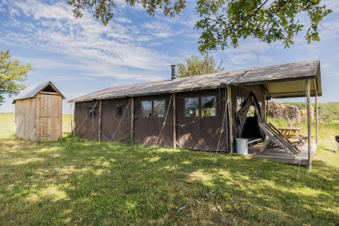 Tente safari Glampinglodge de luxe avec sanitaires privés au Domaine Bonneblond en France, vue extérieure