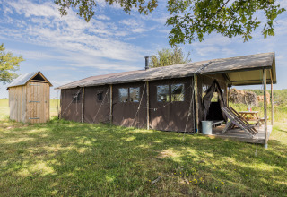 Safari tent Glampinglodge de luxe met privé sanitair bij Domaine Bonneblond in Frankrijk, buitenaanzicht