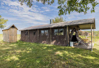 Tente safari Glampinglodge de luxe avec sanitaires privés au Domaine Bonneblond en France, vue extérieure