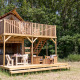 Tienda safari Papillon en Domaine Bonneblond, Francia, con terraza de madera y rodeada de bosque.
