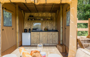 Cocina en la tienda safari Papillon de Domaine Bonneblond en Francia, con muebles y electrodomésticos de madera.