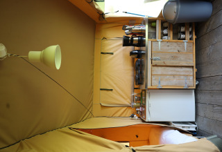 Area cucina all'interno di una tenda safari con servizi privati al Domaine Bonneblond in Francia.