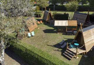 Luchtfoto van houten hutten en buitenzitjes bij Flower Camping La Davière Plage in Pays de la Loire, Frankrijk.