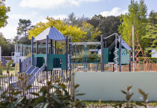 Spielplatz mit Klettergerüst und Rutschen im Flower Camping La Davière Plage in Pays de la Loire, Frankreich.