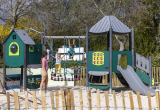 Bambini che giocano su un parco giochi sabbioso al Flower Camping La Davière Plage, Pays de la Loire, Francia.