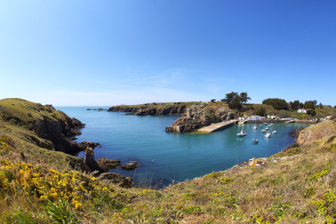 Vista panoramica della costa vicino a Saint Jean de Monts, Pays de la Loire, Francia, con barche e scogliere.