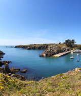 Vista panorámica de la costa cerca de Saint Jean de Monts, Pays de la Loire, Francia, con barcos y acantilados.