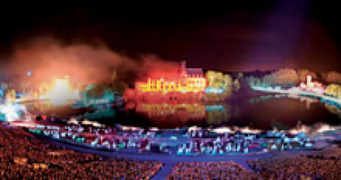 Evento serale al Flower Camping La Davière Plage, villaggio vacanze in Pays de la Loire, Francia, con luci e pubblico.