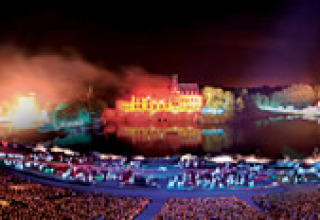 Evento serale al Flower Camping La Davière Plage, villaggio vacanze in Pays de la Loire, Francia, con luci e pubblico.