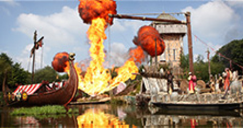 Espectáculo vikingo con explosión de fuego en Flower Camping La Davière Plage, Pays de la Loire, Francia.