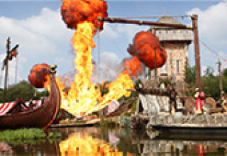 Espectáculo vikingo con explosión de fuego en Flower Camping La Davière Plage, Pays de la Loire, Francia.