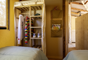 Indretning af soveområde i Hut Cotton Confort-safaritelt på Flower Camping La Davière Plage i Frankrig.