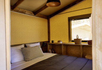 Innenaufnahme des gemütlichen Safari-Zeltes Hut Cotton Confort bei Flower Camping La Davière Plage, Frankreich.