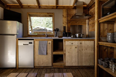 Cucina moderna nella tenda safari CosyFlower Confort al Flower Camping La Davière Plage in Francia.