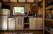 Moderne keuken in de CosyFlower Confort safaritent bij Flower Camping La Davière Plage in Frankrijk.