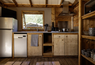 Cocina moderna en la tienda safari CosyFlower Confort en Flower Camping La Davière Plage, Francia.