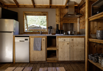 Moderne keuken in de CosyFlower Confort safaritent op Flower Camping La Davière Plage, Frankrijk.