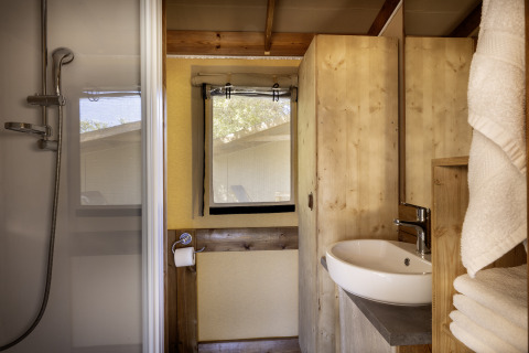 Modernes Badezimmer im Safari-Zelt Hut Cotton Confort auf Flower Camping La Davière Plage, Frankreich.