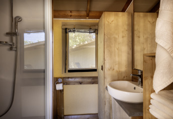 Baño moderno en tienda safari Hut Cotton Confort en Flower Camping La Davière Plage, Francia.
