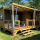 Foto dello chalet Cottage Cannelle con esterno in legno e ampia veranda immersa nel verde.