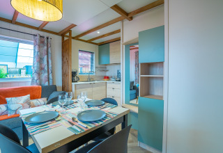 Moderno comedor y sala de estar en la Cottage Cannelle en Flower Camping La Davière Plage, Francia.