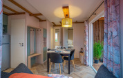 Woon- en eetruimte in Cottage Cannelle bij Flower Camping La Davière Plage, Frankrijk, modern ingericht.