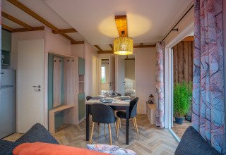 Salon et salle à manger du Cottage Cannelle au Flower Camping La Davière Plage en France, ambiance moderne.