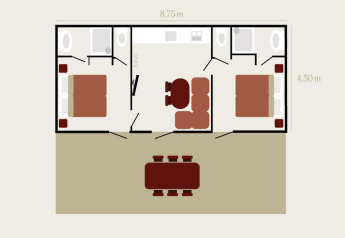 Plattegrond van de Luxury Lodge met twee slaapkamers, twee badkamers, een woonkamer en buiteneethoek.