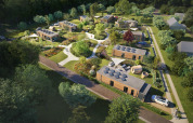 Übersicht über eine moderne Lodgeanlage mit Holzbungalows, Wegen, viel Grün und umgebendem Wald.