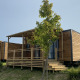 Houten huisjes met veranda en trappen bij Cottage in Domaine Seasonova Saâne et Mer, Frankrijk in de zomer.