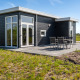 Modern Turfsteker Chalet bij De Tien Heugten, Nederland, met donkere gevel, terras en grote ramen.
