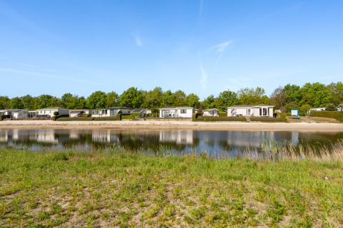 Uitzicht op het Turfsteker Chalet aan De Tien Heugten in Nederland, met meer, natuur en vakantiehuizen.