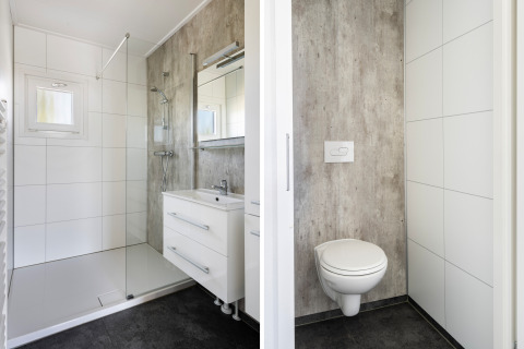 Moderne badkamer en toilet in Turfsteker Chalet bij De Tien Heugten, Nederland, met strakke inrichting.