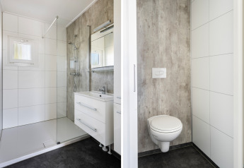 Moderne badkamer en toilet in Turfsteker Chalet bij De Tien Heugten, Nederland, met minimalistisch design.