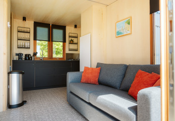 Moderne zithoek en kitchenette in Klapkot C20 tiny house op Holiday park De Klepperstee, Nederland.