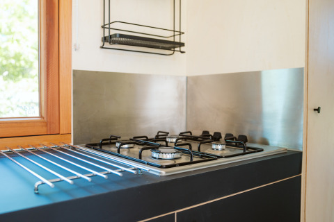 Moderne gaskookplaat en keukenhoek in een tiny house bij Holiday park De Klepperstee, Nederland.