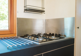 Moderne gaskookplaat en keukenhoek in een tiny house bij Holiday park De Klepperstee, Nederland.