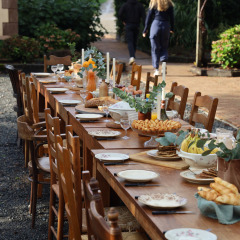 Mesa de comedor al aire libre en Domaine Bonneblond, con repostería, frutas, jugos y platos preparados.