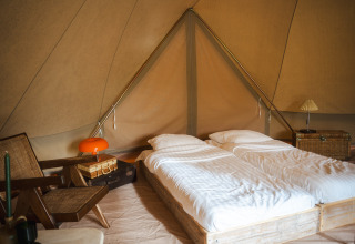 Knusse tentinrichting op Domaine Bonneblond in Auvergne-Rhône-Alpes, Frankrijk, met twee bedden en vintage meubels.