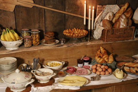 Landelijk Frans ontbijtbuffet met brood, eieren, kaas, croissants bij Domaine Bonneblond in Auvergne.